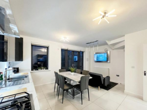 Modern Beautiful 5 bed -Sleeps 13 - Jacuzzi and Free Parking